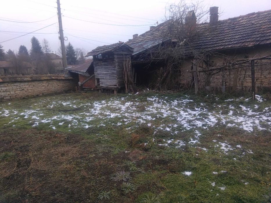 Къща с градина и двор