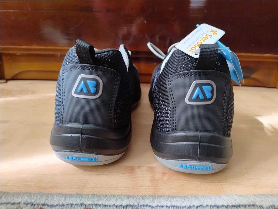 Чисто нови работни обувки със защитно бомбе отпред