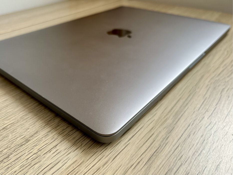 Vând MacBook Pro 13.3 Inch 16GB RAM