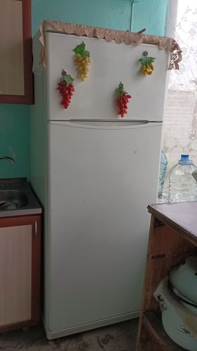 Холодильник  средним уровне