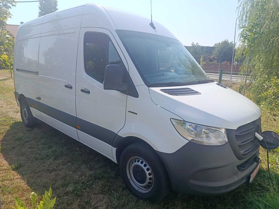 Mercedes eSprinter Generatia I, 2022, baterie: 47 KW, WLTP: 168km, 3,5 tone, 4 europaleti, 2+1 locuri, 22 000 km, 114 CP