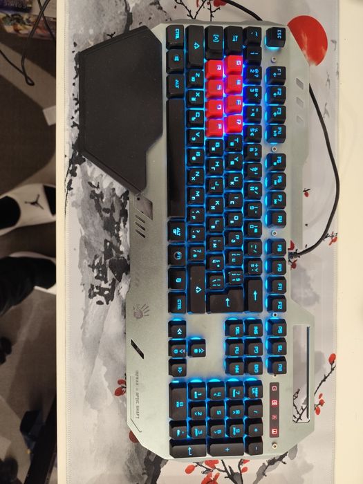 Геймърска полу-механична клавиатура Bloody B2418