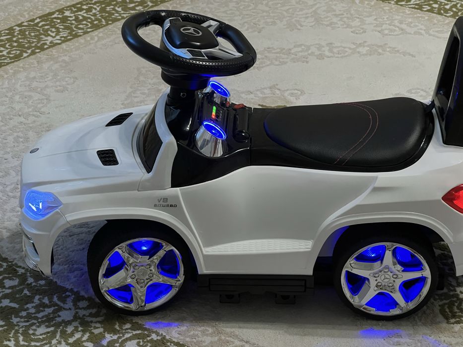 Машинка толокар с родительской ручкой