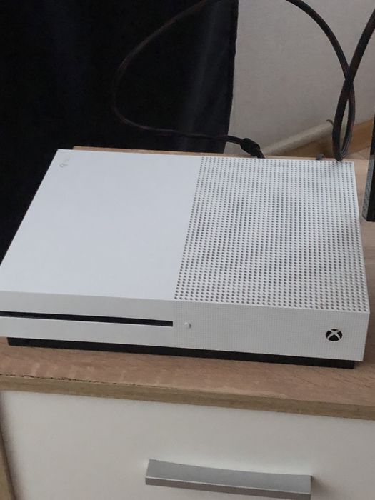 Продам xbox one s 1tb