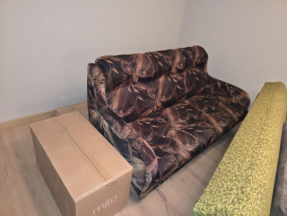 Продавам диван с механизъм за сън неразличим от нов