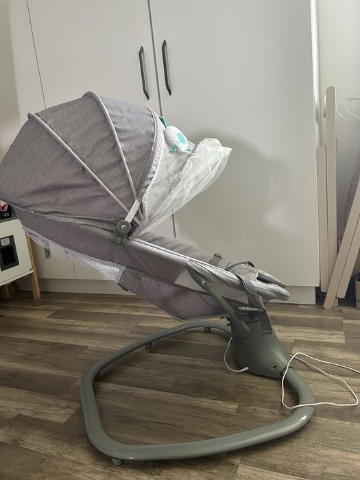 Vând balansoar / leagăn electric Mastela 3 în 1 pentru bebeluși, în stare foarte bună, curat și complet funcțional.