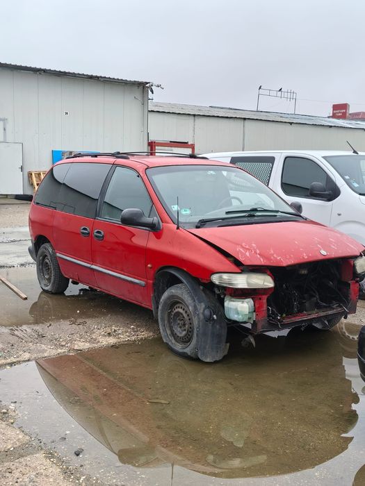 Dezmembrez Chrysler Voyager 2.5 benzina