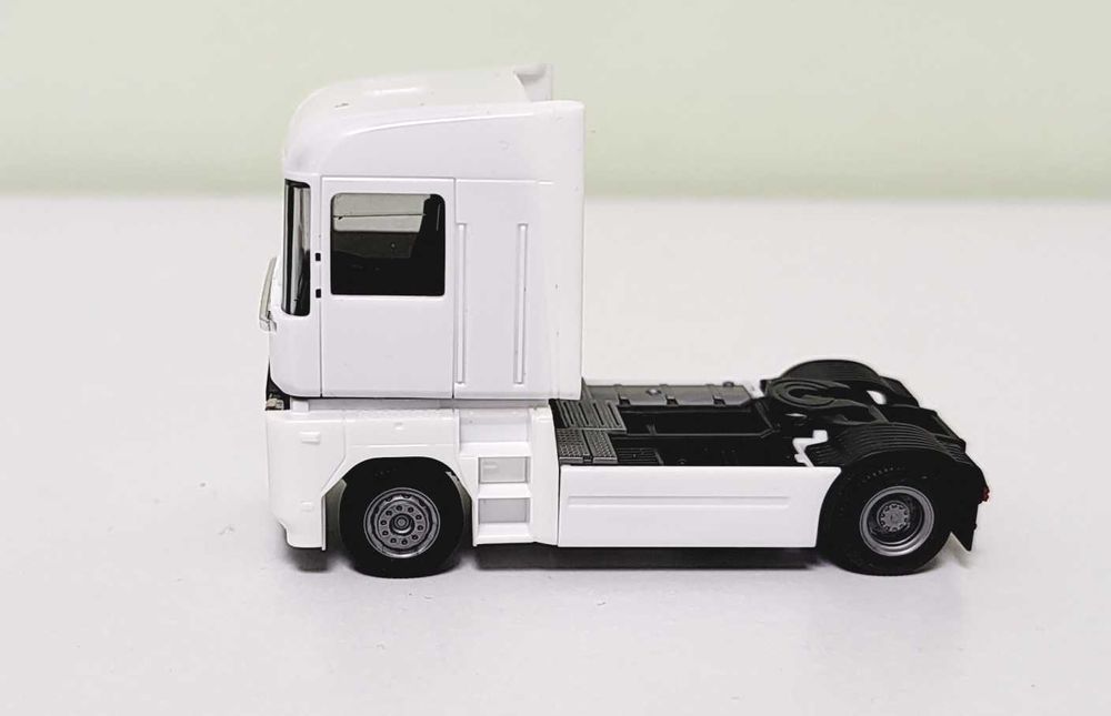 macheta camion cap tractor Renault Magnum Herpa scara 1:87 diorama H0