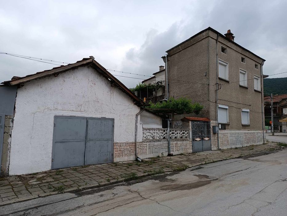 Къща на два етажа в с.Бяга