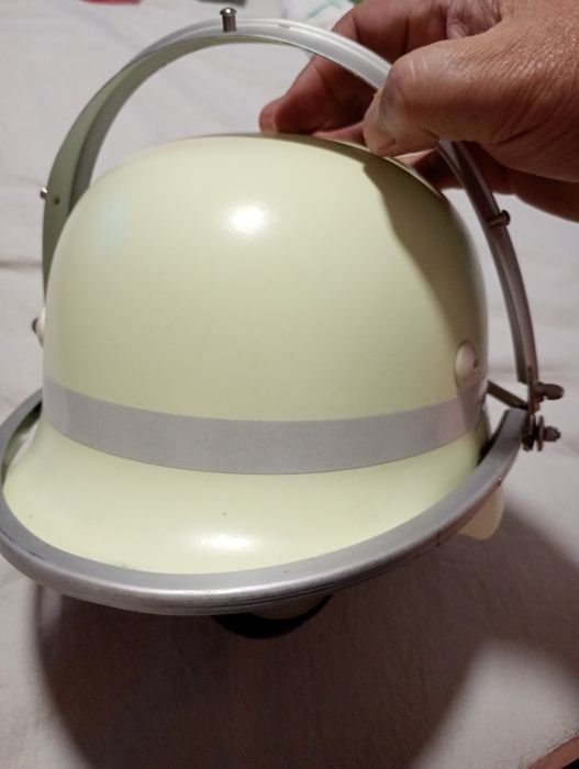 Vând / schimb casca din material fosforescent