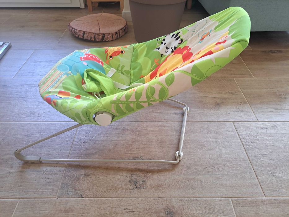 Бебешки шезлонг с люлеещ механизъм