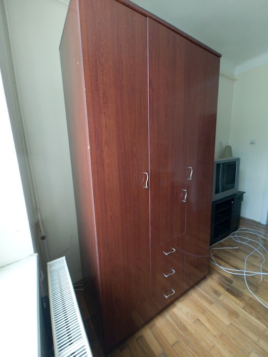 Vand dulap - sifonier cu 3 usi rotative, cu  rafturi, 3 sertare si 2 bare haine, in stare foarte buna
