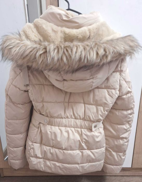 Дамско яке Stradivarius M размер 28 бежаво,като ново!!!