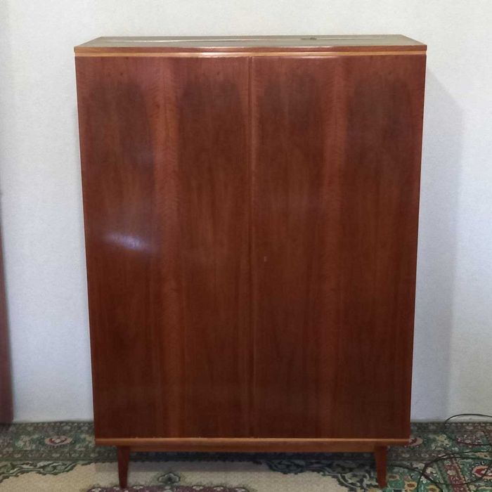 Продам шифоньер деревянный двухдверный румынский.