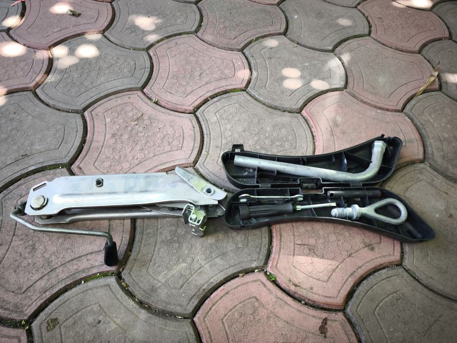 Kit set cric, cheie roti, carlig remorcare audi A4