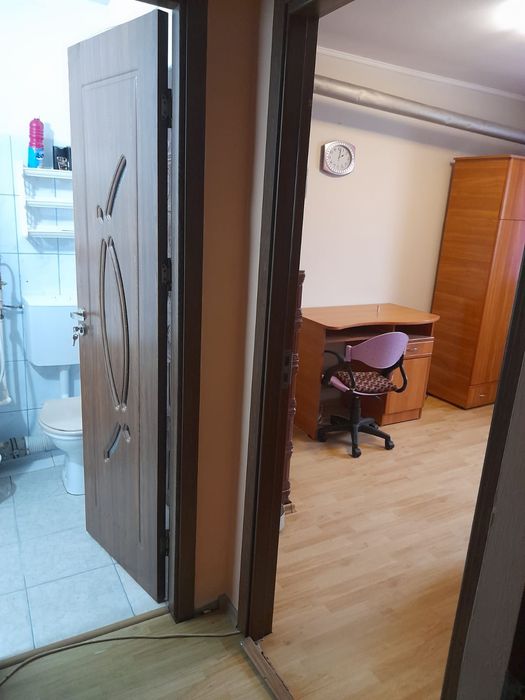 Vând apartament 3 camere mobilate cu sobe etajul 1 Băilești