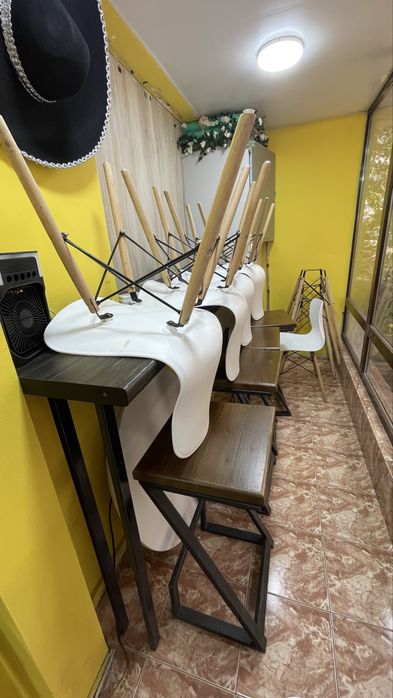Зонтик, стулья и столы