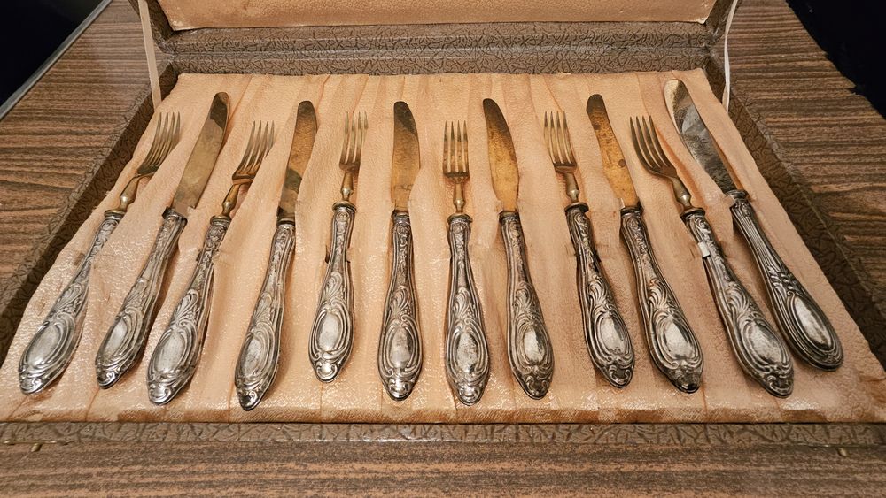 Сребърни десертни прибори