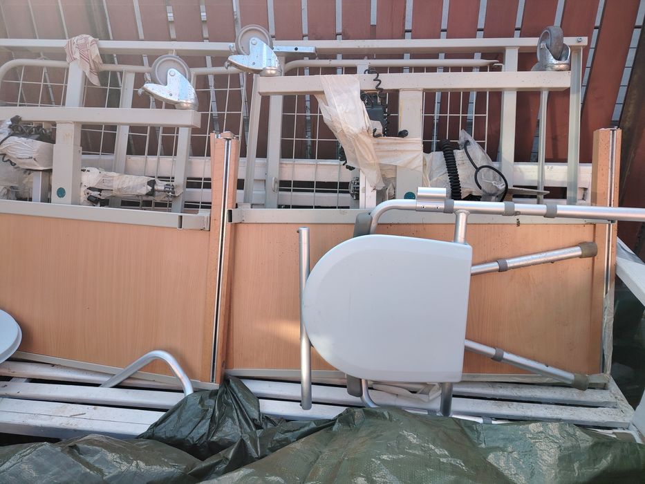 Vând pat pentru persoanele imobilizate la pat și scaun toleta