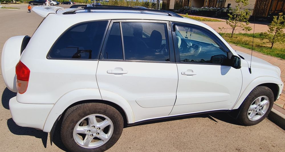 Продам машину Rav4