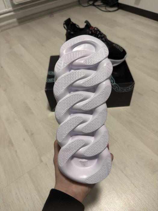 Versace chain reaction