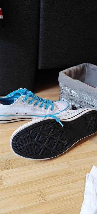 Converse mărimea 39