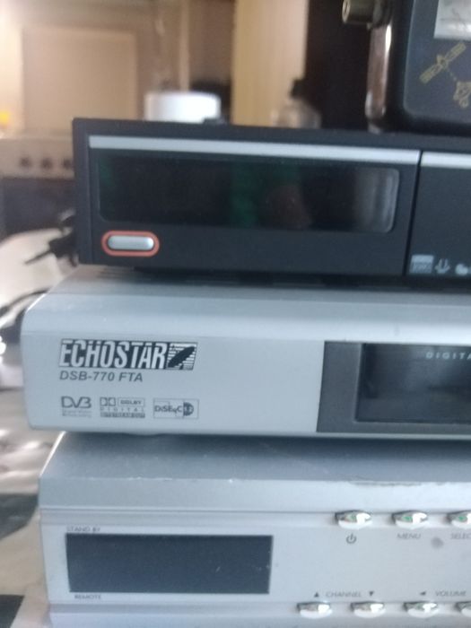 Vând trei receptoare satelit cu telecomenzile respective.