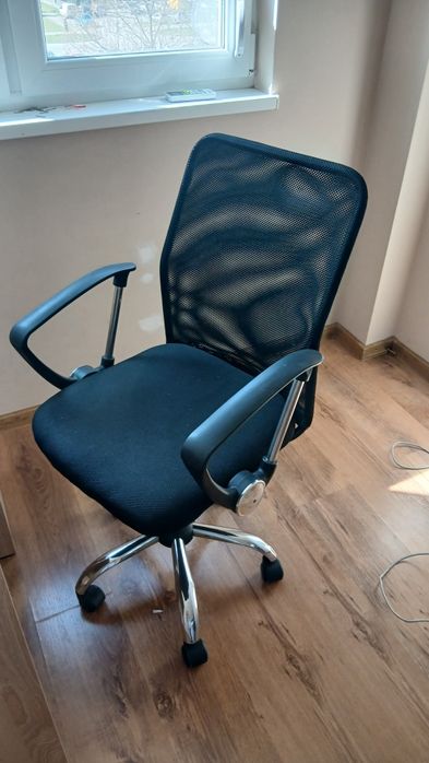 Продавам Офиа стол