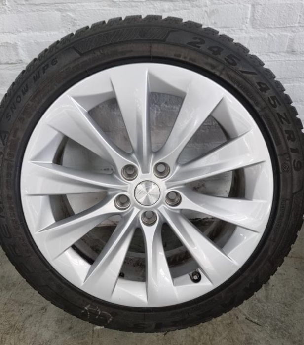 Tesla model s джанти 19 със зимни гуми