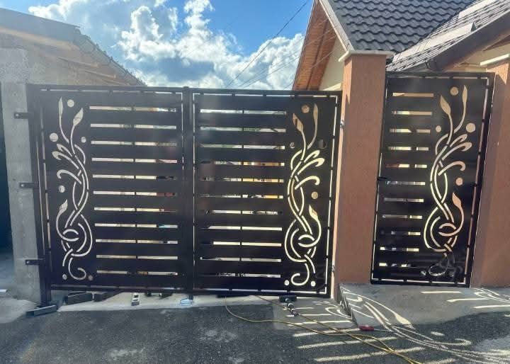 Porți, panouri de gard, balustrade din fier forjat și tablă decupată.