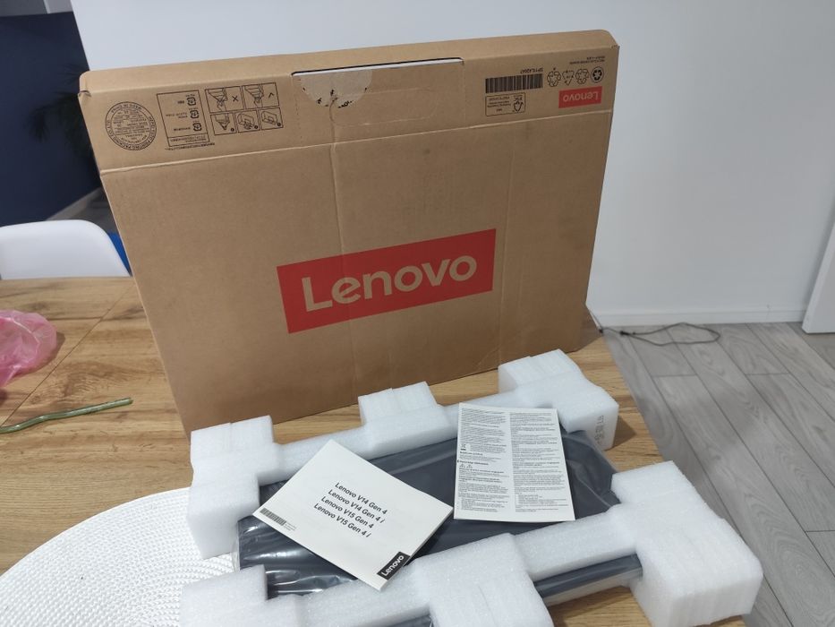 Laptop Lenovo V15 G4 IRU