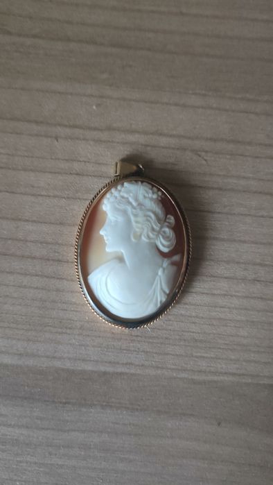 Medalion aur și fildeș