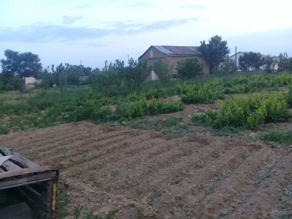 Жой сотилади, бу́линадиган. Нархи келишилади.