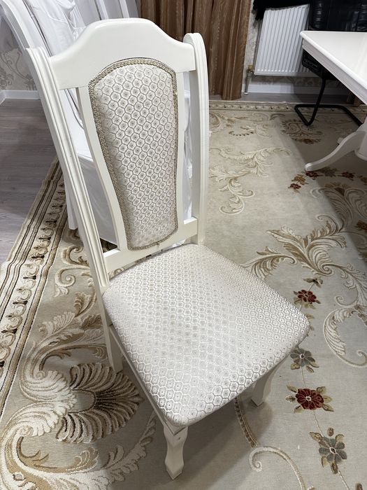 Стол со стульями