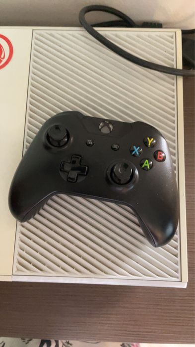 Vand xbox one s cu doua manete