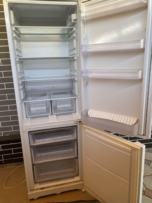 Продам Холодильник ARISTON