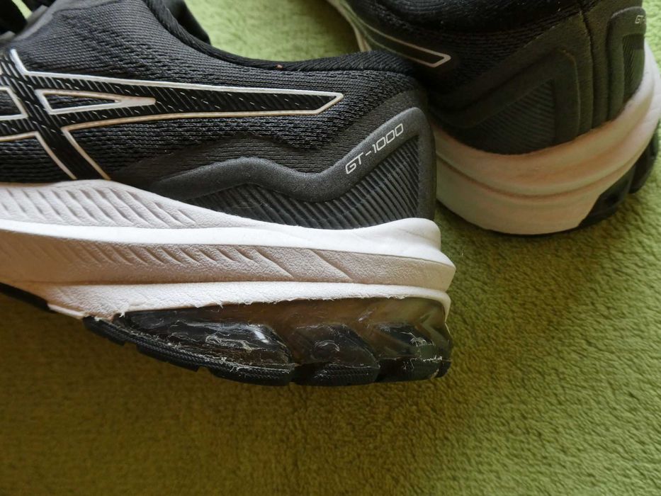 продавам дамски маратонки asics gel 1000 flyfoam,номер 38 в черно и бяло