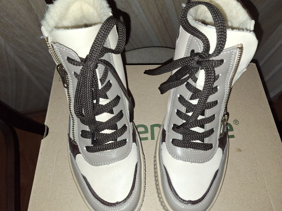 Дамски спортни боти