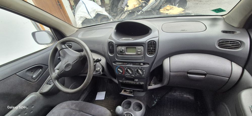 Dezmembram Toyota Yaris Verso 1.3 benzina