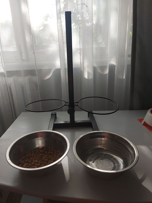 Продам подставку  с чашами для еды животных.