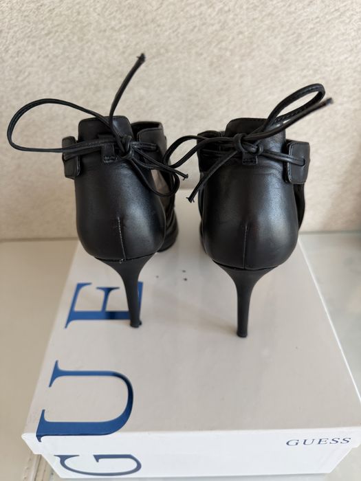 Обувки на ток Guess