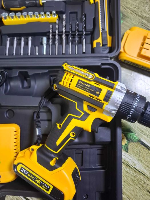 Set Bormasina + 30 accesorii cu 2 Acumulatori 21V