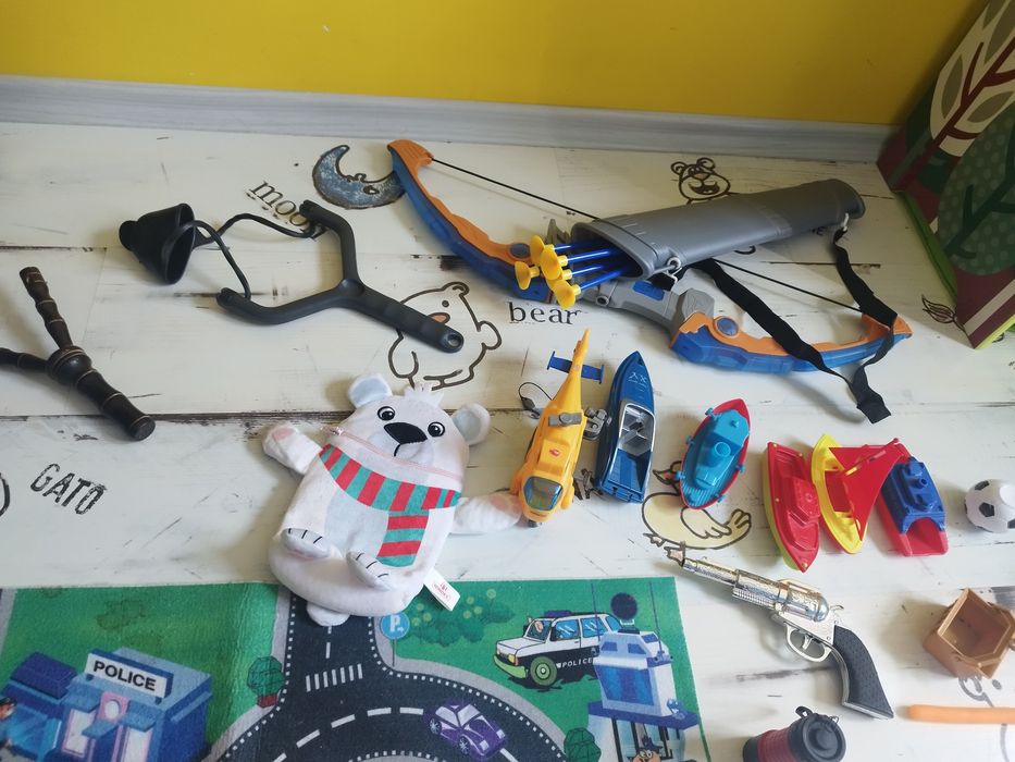 Играчки за деца и изкуствена елха