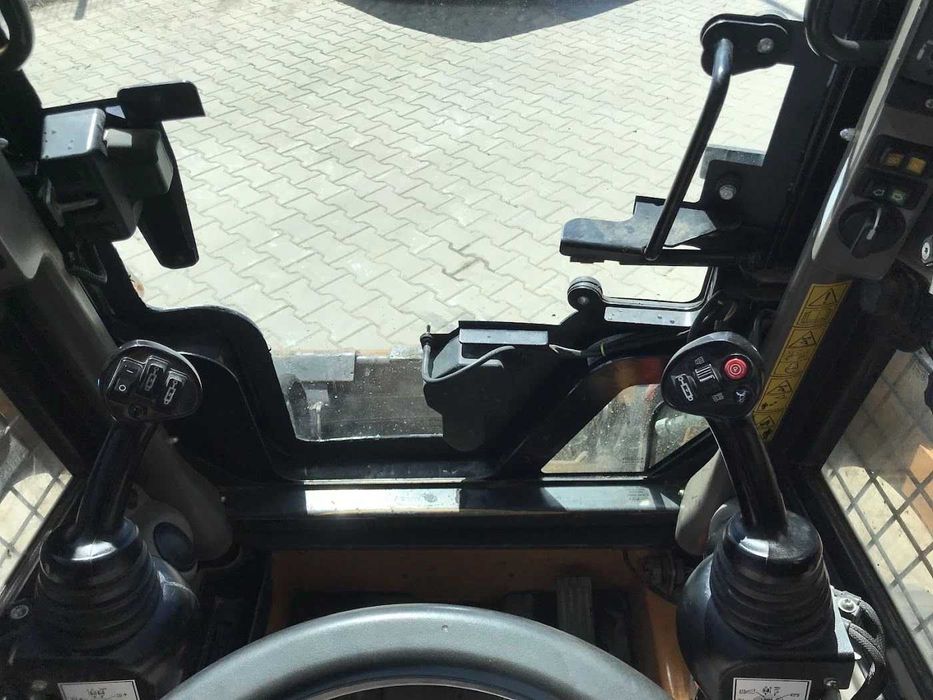 Верижен мини челен товарач 3900 кг. Case TR310