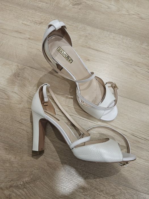 Белые туфли Basconi