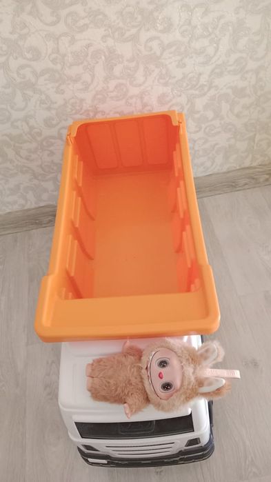 Продам детский камаз и в подарок игрушка лабубу