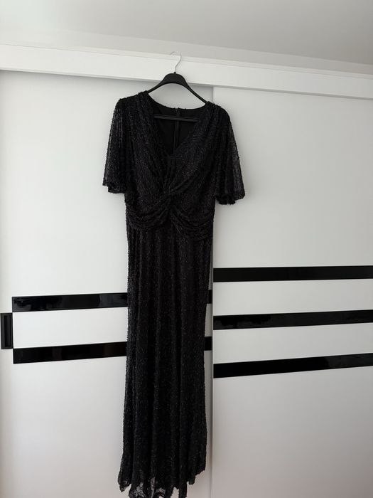 Черна блестяща рокля