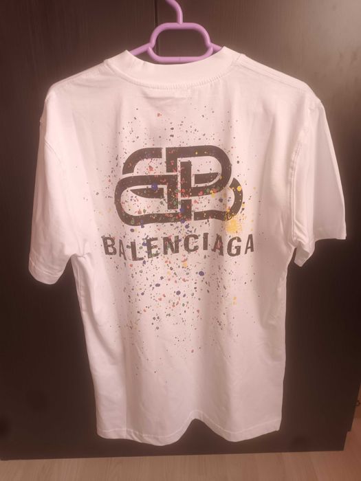 Tricouri de vanzare.