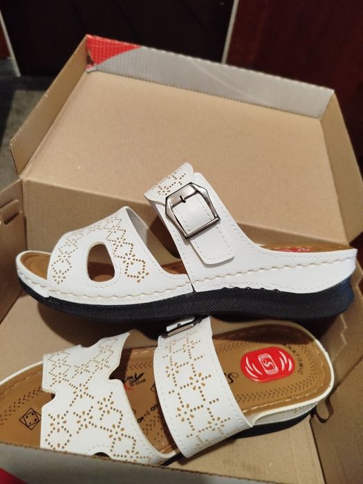 Бели чехли 40 номер