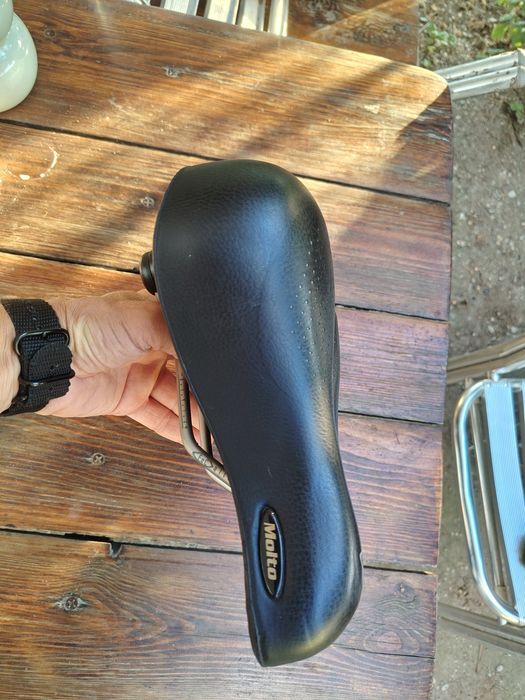 Șa de bicicleta Selle Royal; Șa de bicicleta cu gel; 2 cauciucuri  20' noi; casca.